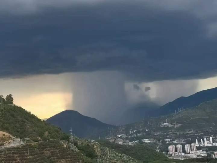 乌云压境暴雨如瀑,LPL赛场惊现“洪水猛兽”式碾压局